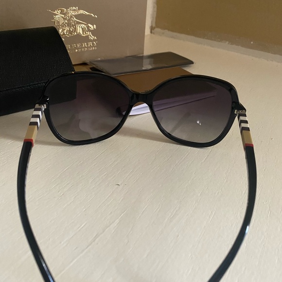 Brand new 🔥Burberry 🔥sunglasses 🕶 - Picture 10 of 16